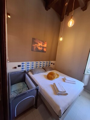 Room - Comfortable Loft Near City Station with Terrace, Wi-Fi & Air Conditioning (Reggio Calabria)