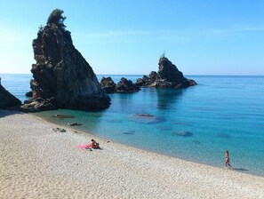 Beach - Comfortable Loft Near City Station with Terrace, Wi-Fi & Air Conditioning (Reggio Calabria)