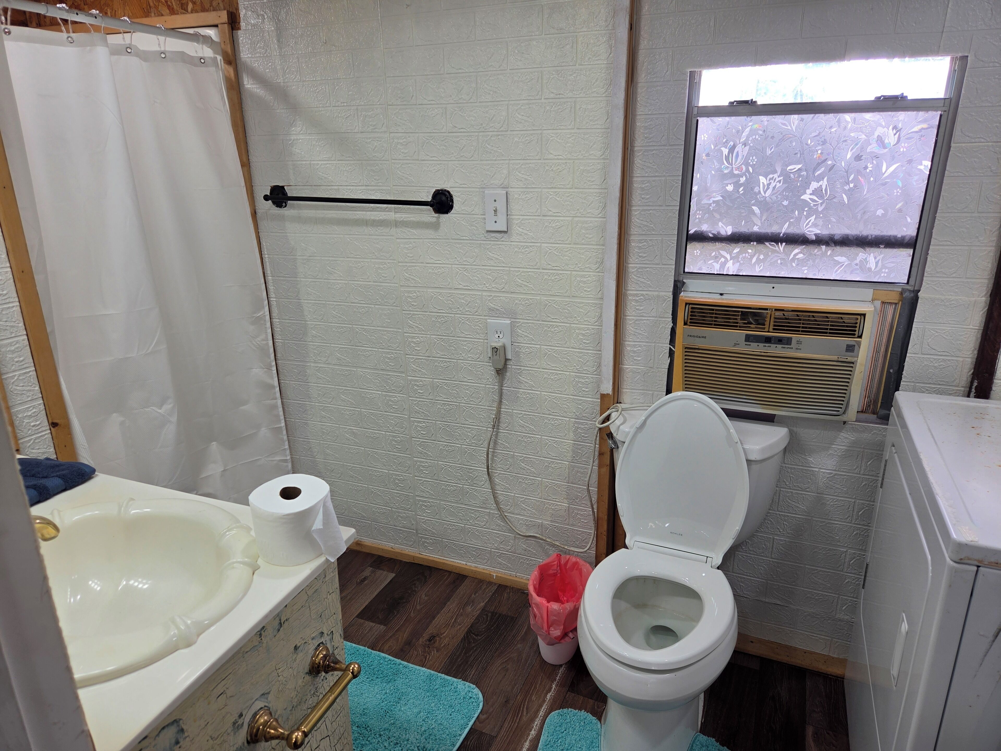Regadera, toallas, jabón, papel de baño 