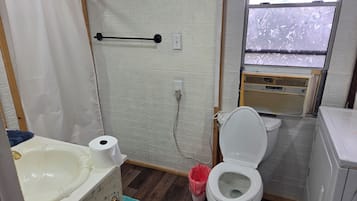 Regadera, toallas, jabón, papel de baño