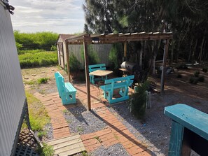 Outdoor dining - Arroyo City Fishing Cabin for the Whole Family (Rio Hondo)