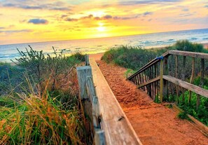 A wooden pathway leading to a beach with a sunset in the background. - Badger Lodge dog Friendly nr Anderby Creek (Alford)