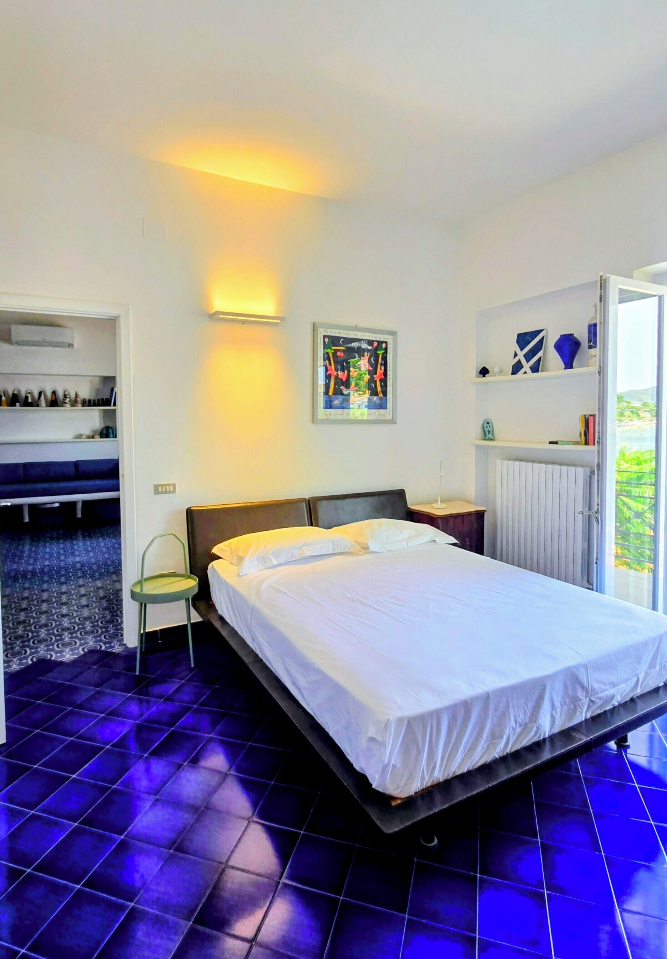 2 habitaciones, tabla de planchar con plancha y ropa de cama 