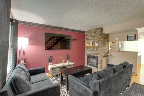 5 Mi to Downtown Davenport! Townhome w/ Patio