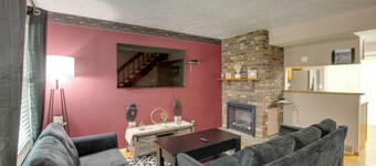 5 Mi to Downtown Davenport! Townhome w/ Patio