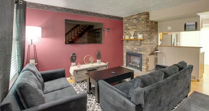 5 Mi to Downtown Davenport! Townhome w/ Patio