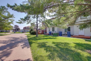 A residential street with houses, a sidewalk, and a tree. - 5 Mi to Downtown Davenport! Townhome w/ Patio (Davenport)