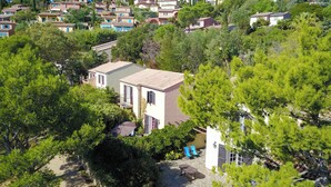 Um bairro residencial com casas cercadas por árvores.