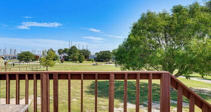 9 Mi to Stockyards! Family Home in Fort Worth