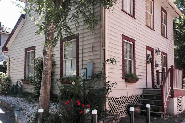 Charming 1870s Carriage House In Historic Downtown - Savannah, GA