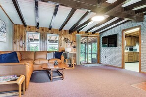 Una sala de estar acogedora con sofá de cuero, una mesa de centro y chimenea.