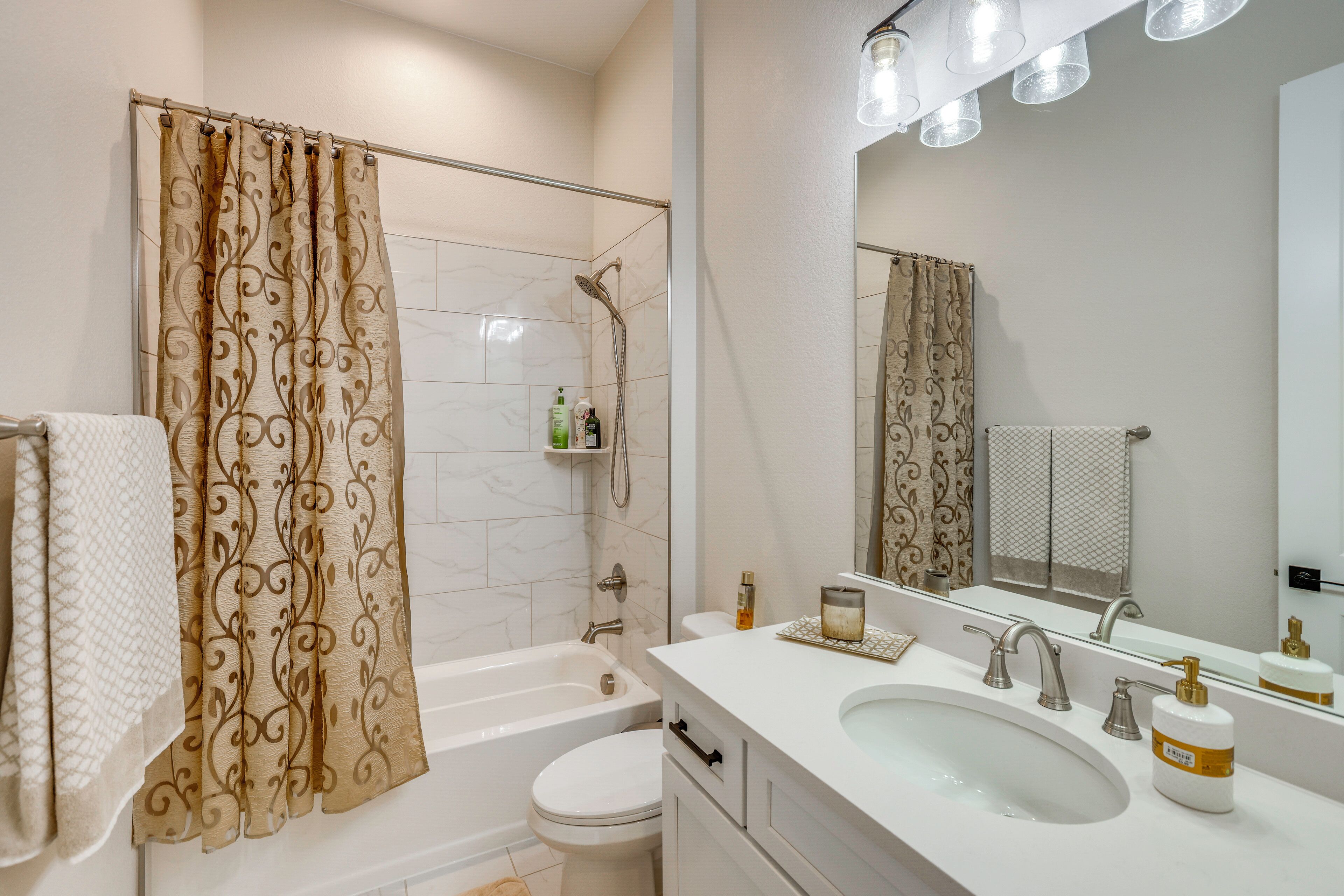 Une salle de bain avec une baignoire, des toilettes et un lavabo.