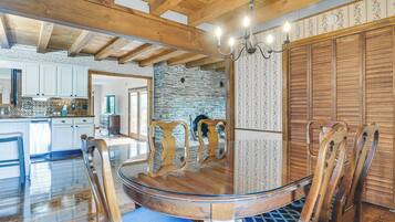 House (5 Bedrooms) | Interior