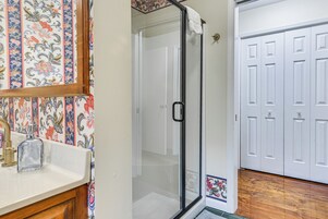 Un baño con ducha, lavamanos e inodoro.