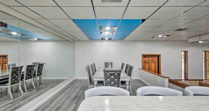 Walk to Pawtucket Country Club! Sleek Condo