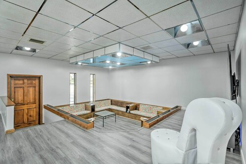 Walk to Pawtucket Country Club! Sleek Condo