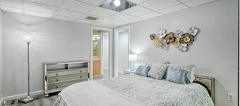 Walk to Pawtucket Country Club! Sleek Condo