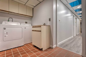 Apartment (2 Bedrooms) | Interior - Walk to Pawtucket Country Club! Sleek Condo (Seekonk)
