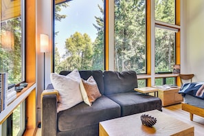 Apartment (0 Bedroom) | Interior - PNW Tiny Cabin Escape: 4 Mi to St Helens (Warren)