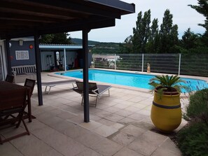 A covered outdoor area with a swimming pool, exercise equipment, and seating. - The Symphony of the Birds (Villelongue-d'Aude)