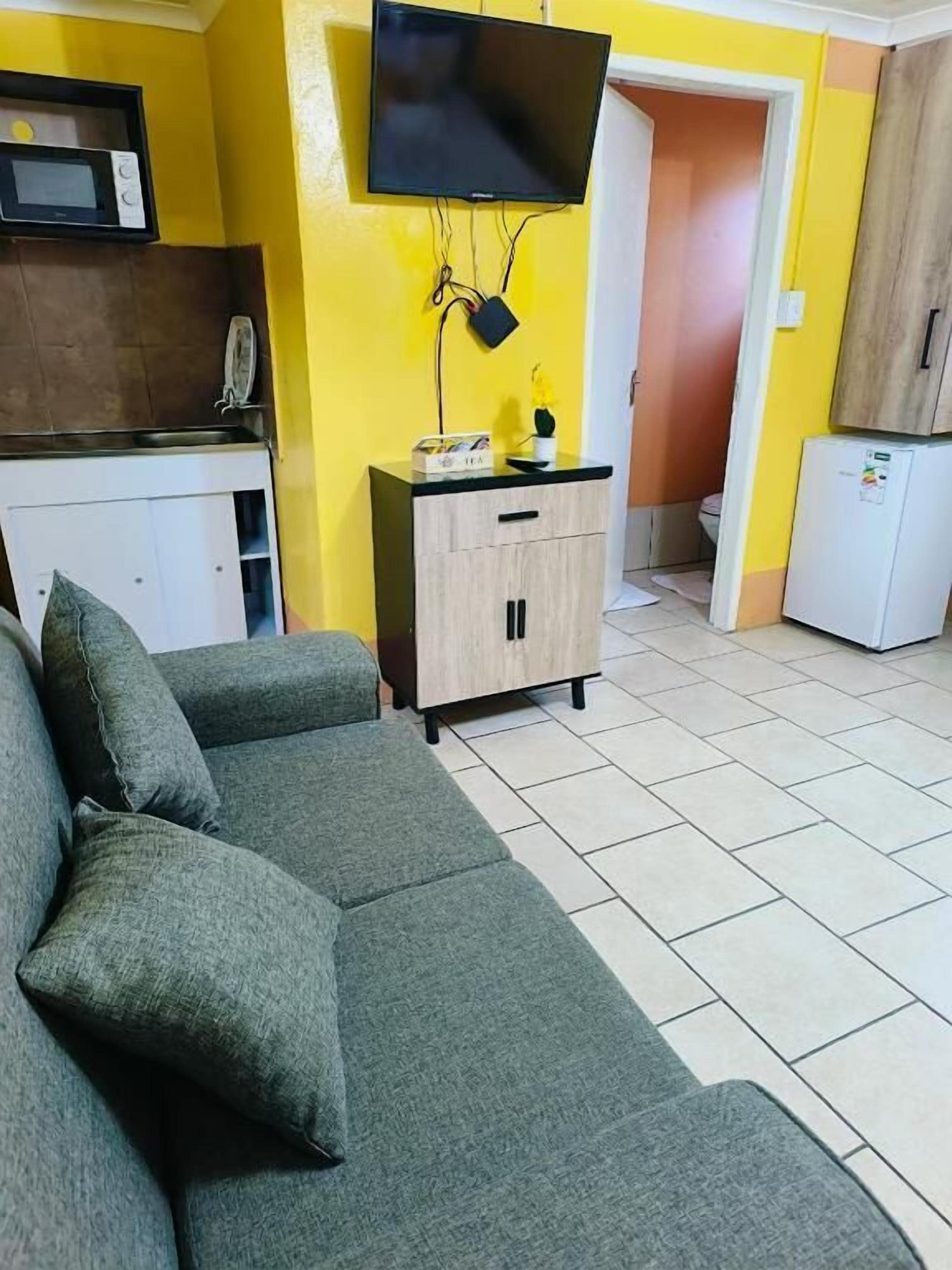 Room, 2 Bedrooms | Living room