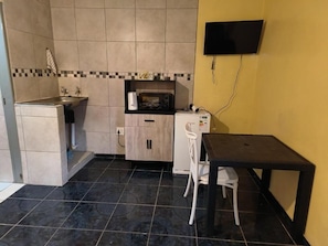 Room, 2 Bedrooms | Private kitchen