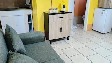 Room, 2 Bedrooms | Living room