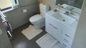A bathroom with a toilet, sink, mirror, and a window. - Room-peter Country Retreat (Midhirst)