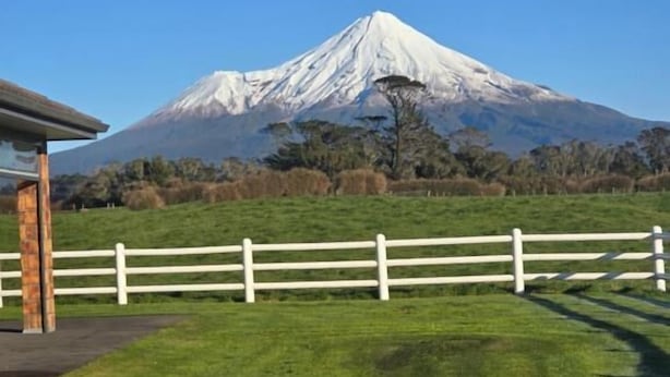 A grassy field with a white fence and a building structure. - Room-peter Country Retreat (Midhirst)
