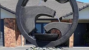 A circular metal sculpture with a water feature in front of a building. - Room-peter Country Retreat (Midhirst)