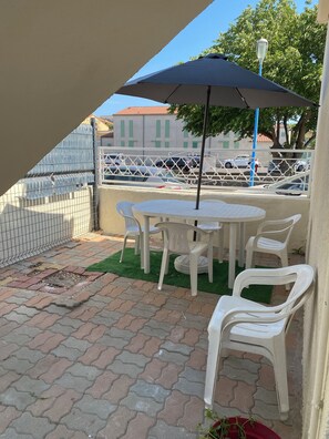 Outdoor dining - Vrbo Property (Agde)