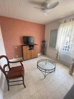 Living area - Vrbo Property (Agde)