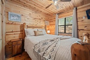 Room - Whispering Pines Retreat - Covered Outdoor Lounge (Broken Bow)