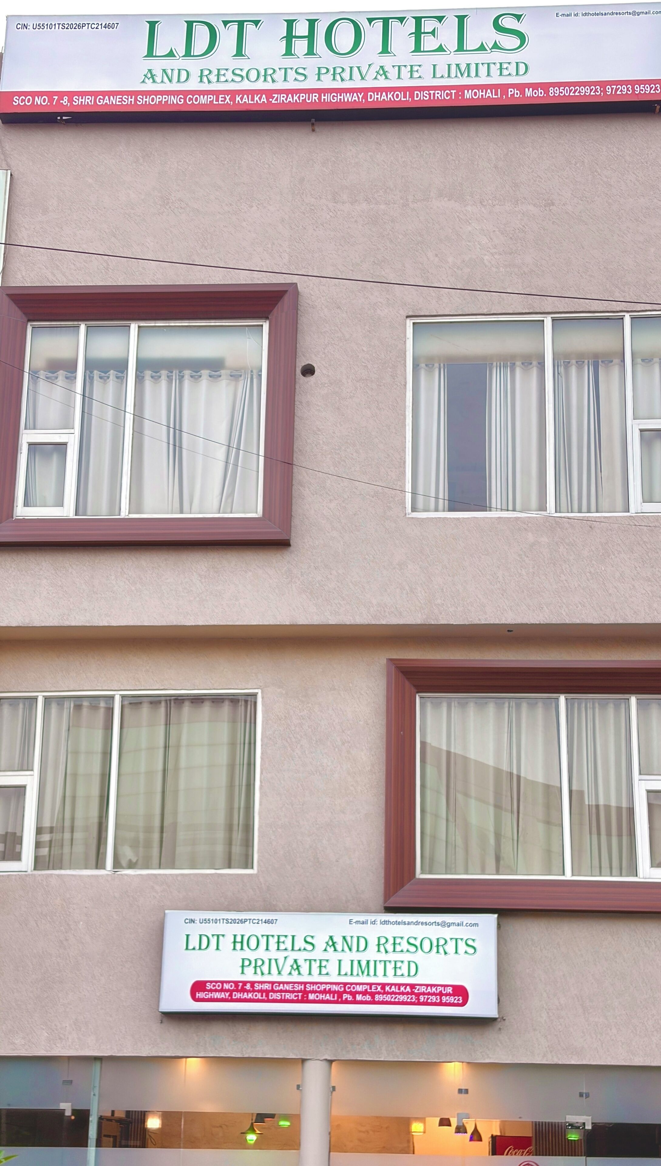 Un edificio de hotel con numerosas ventanas y un cartel.
