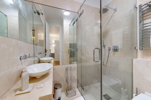Ducha, secador de pelo, toallas, jabón