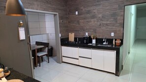 Private kitchen - A complete and comfortable house for your stay. (Ribeirão Preto)