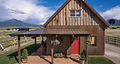 2-bedroom guest house on 5 acre property in Paradise Valley