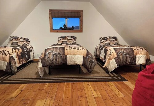 2-bedroom guest house on 5 acre property in Paradise Valley