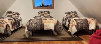 2-bedroom guest house on 5 acre property in Paradise Valley