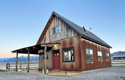 2-bedroom guest house on 5 acre property in Paradise Valley