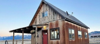 2-bedroom guest house on 5 acre property in Paradise Valley