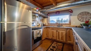 Private kitchen - 2-bedroom guest house on 5 acre property in Paradise Valley (Livingston)