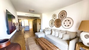 Ein stilvolles Wohnzimmer mit einer Couch, einem Couchtisch und Wanddekoration.