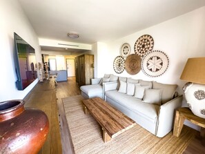 Ein stilvolles Wohnzimmer mit einer Couch, einem Couchtisch und Wanddekoration.