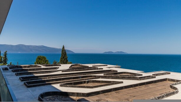 A rooftop terrace with a view of the sea and mountains. - Bella Vista Balcony 1BR Apartment (Vlorë)