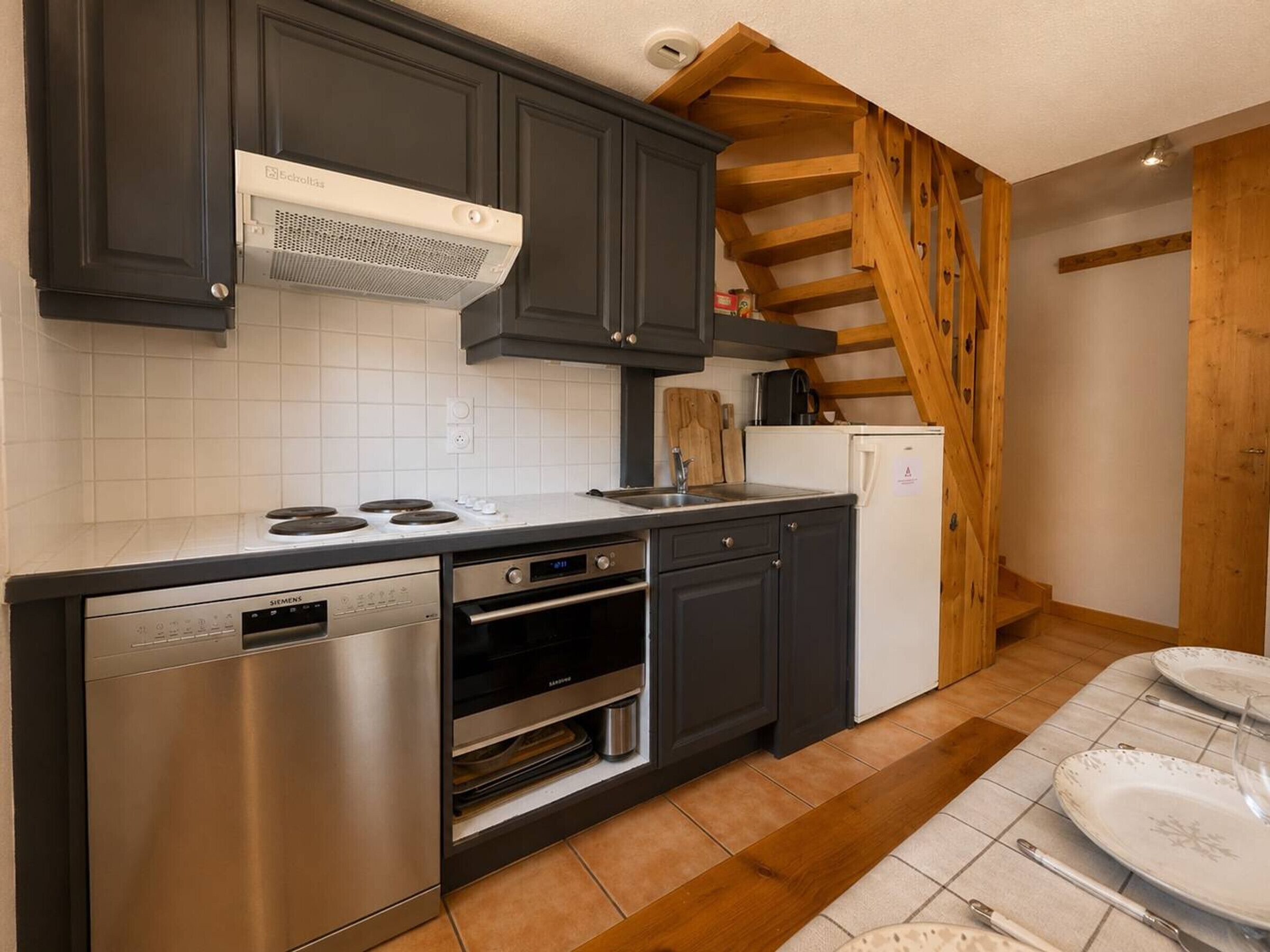 Coffee/tea maker, fridge, oven, dishwasher
