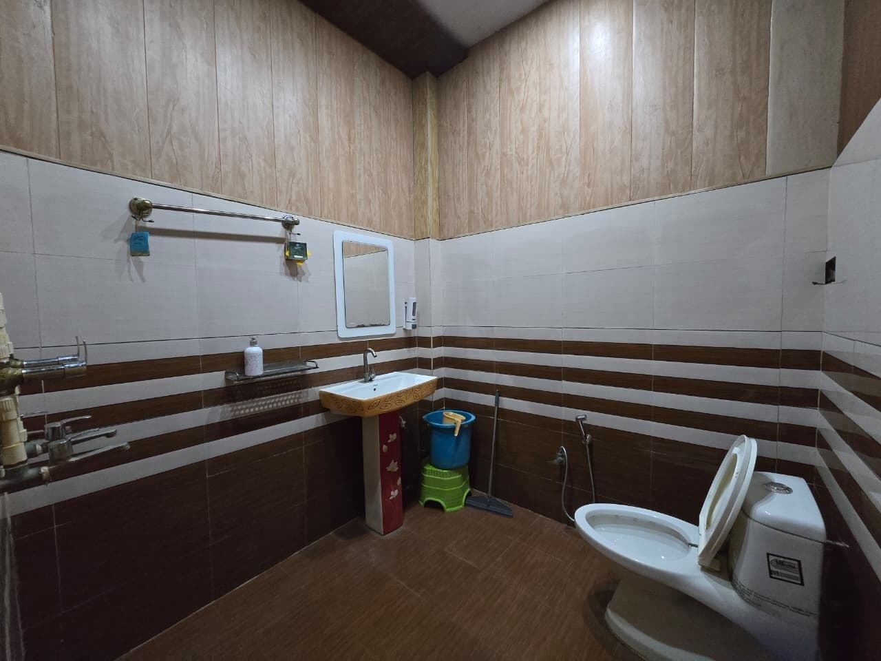 Suihku, ilmaiset hygieniatuotteet, tohvelit, pyyhkeet