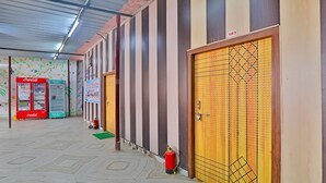 Passadís amb portes, màquines expenedores i un extintor.