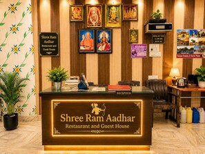 Una mesa de recepción con un letrero que indica Shree Ram Aadhar Restaurant y Guest House.