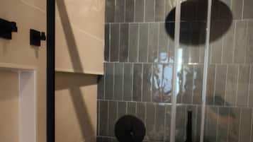 Doccia, asciugacapelli, bidet, asciugamani